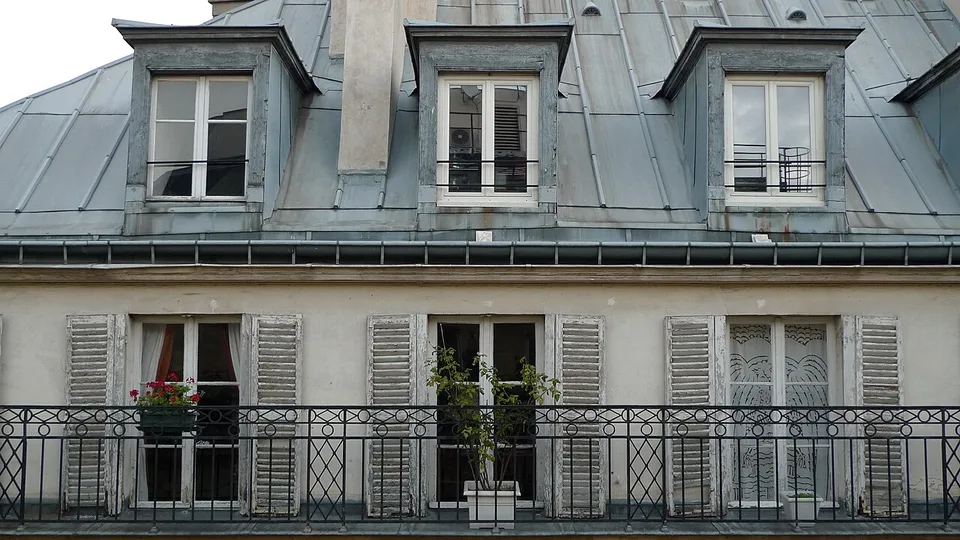 Mansarde couverte de zinc au-dessus d'une façade