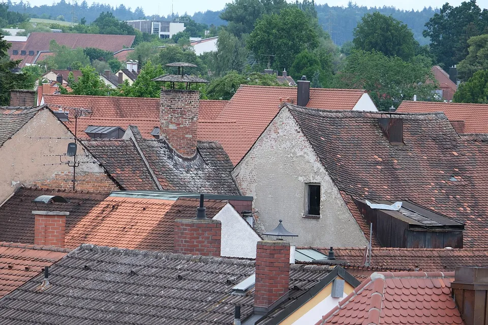 Souches de cheminée en briques sur des toits de tuiles